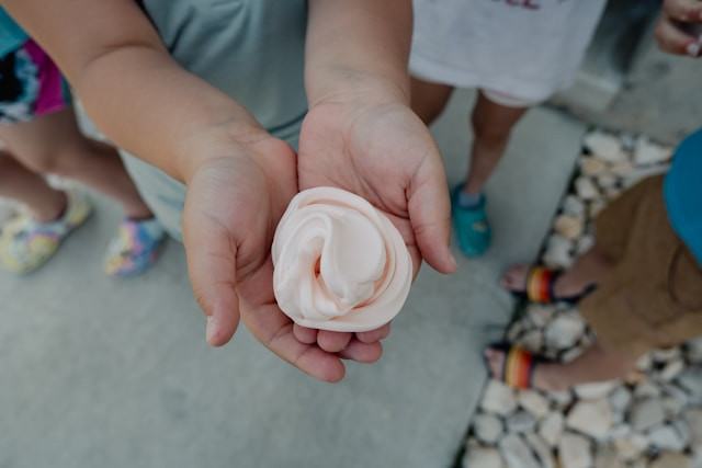 Ilustrasi untuk Cara Mencuci Noda Slime di Baju. Sumber: Unsplash/Nellie Adamyan