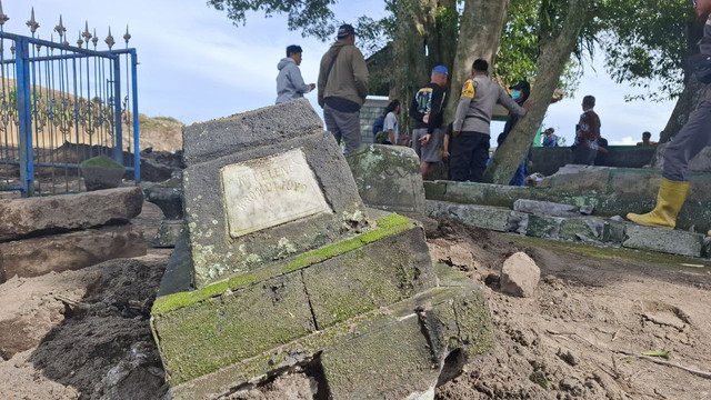 Prosesi pembongkaran dan pemindahan makam keramat 'Mbah Celeng' di Padukuhan Ketingan, Kelurahan Tirtoadi, Kabupaten Sleman, pada Kamis (19/1/2025)(Foto. Olive)