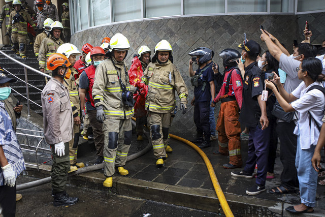 Petugas membawa kantung jenazah korban kebakaran di Glodok Plaza, Kamis (16/1/2025). Foto: Iqbal Firdaus/kumparan