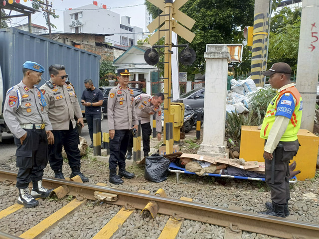 Korban tertabrak kereta api di Stasiun Kramat Jakarta Pusat. Foto: Dok. Istimewa