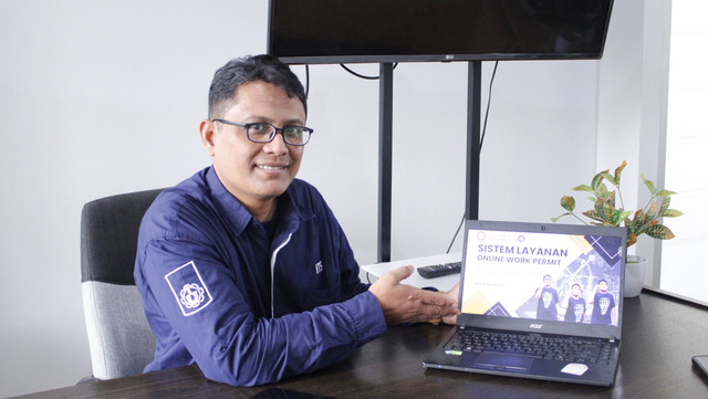 Anggota tim Keep Safety ITS 2024 Nur Hasan SSi MKom MCE menunjukkan materi Sistem Layanan Online Work Permit. Foto: Humas ITS