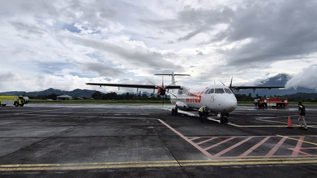 Pesawat Wings Air dengan nomor penerbangan IW 1179, dari Kao, Halmahera Utara, saat mendarat di Bandara Sam Ratulangi Manado, Kamis (16/1).