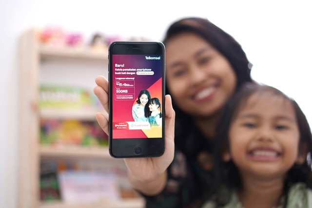 Telkomsel meluncurkan ProtekSi Kecil, solusi yang memungkinkan orang tua melindungi anak dari konten negatif. Foto: Telkomsel