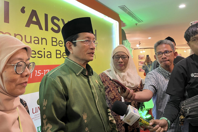 Menteri Agama Nasaruddin Umar menjawab pertanyaan wartawan usai menghadiri Tanwir I Aisyiyah, di Hotel Tavia Heritage, Jakarta, Kamis (16/1/2025). Foto: Alya Zahra/kumparan 