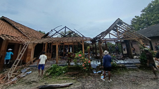 Kebakaran rumah milik Malem di Dusun Kalimati, Desa Papringan, Kecamatan Temayang, Kabupaten Bojonegoro. Kamis (16/01/2025) (Aset: Istimewa)