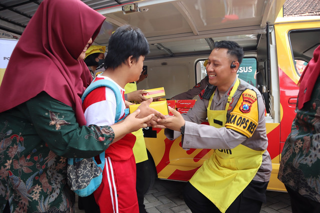 Mobil Senyum Hadir Membagikan Makanan Bergizi Untuk Siswa Siswi SLB Campurdarat