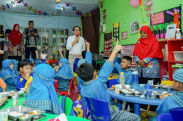 Wakil Menteri Perindustrian (Wamenperin) Faisol Riza meninjau Program Makan Bergizi Gratis. Foto: Kemenperin