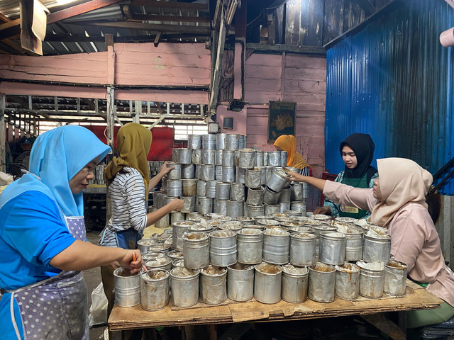 Proses pengeluaran kue tutun dari cetakan di Jalan Arjuna Nomor 14, Sawah Brebes, Kecamatan Tanjung Karang Timur, Bandar Lampung. | Foto: Sinta Yuliana/Lampung Geh