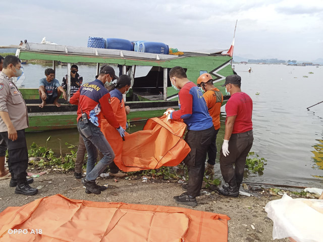 Mayat laki-laki tanpa identitas ditemukan mengambang di perairan Waduk Cirata, Desa Sindangjaya, Kecamatan Ciranjang, Kabupaten Cianjur, Jawa Barat, Kamis (16/1/2025). Foto: Dok. Istimewa