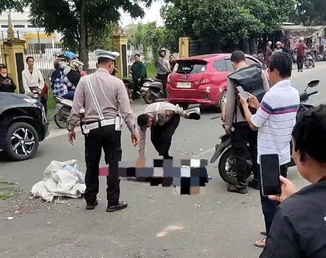 Pengendara sepeda motor terlindas truk usao terjatuh akibat jalan rusak di Jalan Soekarno Hatta depan gerbang PKOR, Way Halim, Bandar Lampung. | Foto: Dok Istimewa