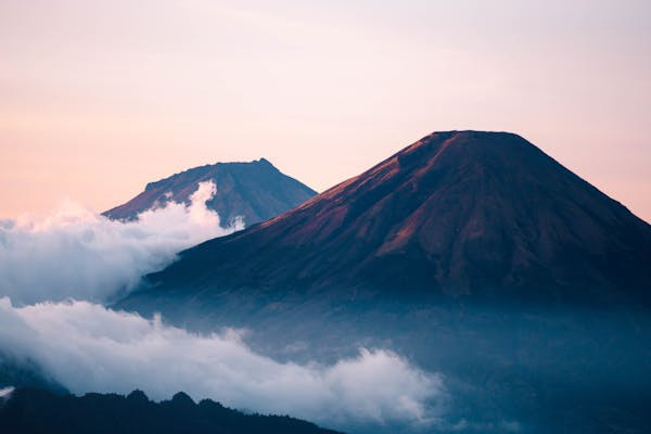 Ilustrasi Kisah Gunung Lewotobi, Foto: Pexels/Muhammad Syahroyni