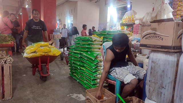 Beras Bulog didistribusikan ke Pasar Tradisional di Kota Manado, Sulawesi Utara.