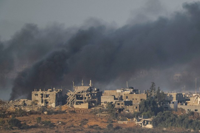 Asap mengepul di Gaza, akibat serangan udara Israel sebelum dimulainya gencatan senjata sementara antara Hamas dan Israel, seperti yang terlihat dari Israel selatan, Jumat (24/11/2023). Foto: Alexander Ermochenko/REUTERS