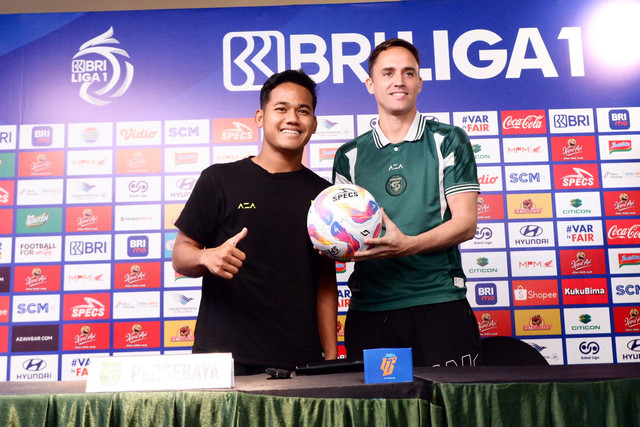 Pelatih Persebaya Paul Munster (kanan). Foto: Masruroh/Basra