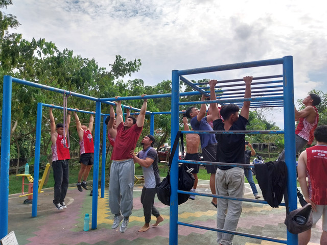 Komunitas Khatulisthenics sedang melakukan latihan rutin di Taman Pangsuma Ayani Pontianak. Foto: Alycia Tracy Nabila/Hi!Pontianak