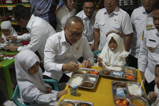 Menko Pangan Zulkifli Hasan saat meninjau Program Makan Bergizi Gratis di Paud Terpadu Asoka, Makassar, Sulawesi Selatan, Jumat (17/1/2025). Foto: Dok. Istimewa