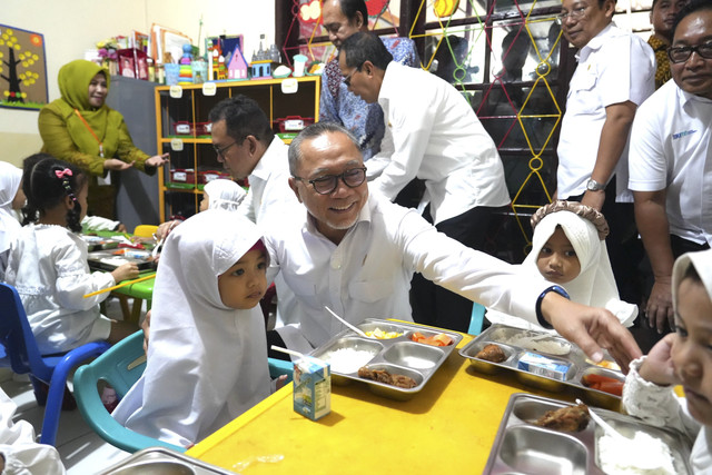 Menko Pangan Zulkifli Hasan saat meninjau Program Makan Bergizi Gratis di Paud Terpadu Asoka, Makassar, Sulawesi Selatan, Jumat (17/1/2025). Foto: Dok. Istimewa