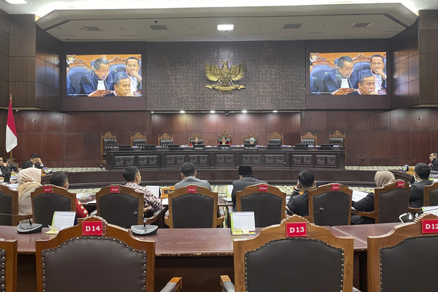 Sidang sengketa Pilkada 2024 dengan agenda mendengarkan jawaban Termohon, Pihak Terkait, dan Bawaslu, di Ruang Sidang Panel III, Gedung MK, Jakarta, Jumat (17/1/2025). Foto: Fadhil Pramudya/kumparan