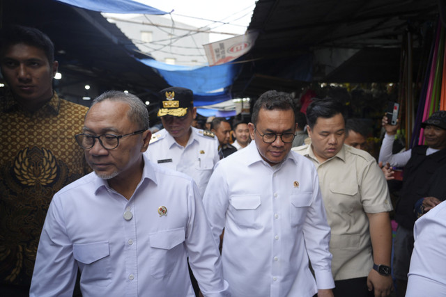 Menko Pangan Zulhas tinjau pasar Pabaeng-baeng Makassar, Sulawesi Selatan, Jumat (17/1/2025). Foto: Dok. Kemenko Pangan