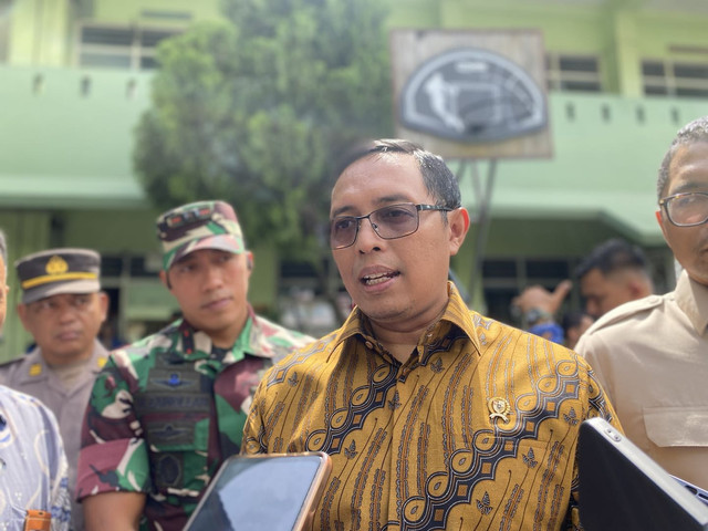 Kepala Komunikasi Kepresidenan, Hasan Nasbi, saat meninjau pelaksanaan Makan Bergizi Gratis di Sleman, Jumat (17/1). Foto: Resti Damayanti/Pandangan Jogja