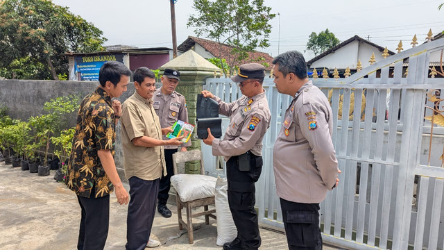 Dukung Ketahanan Pangan, Polsek Boyolangu Beri Bantuan Pupuk dan Bibit Tanaman 