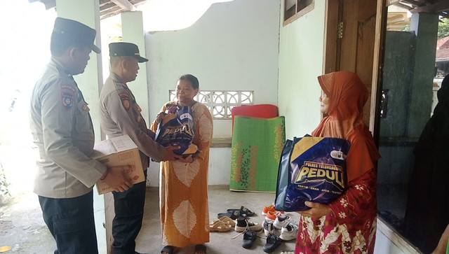 Polres Tulungagung Berikan Bantuan Ke Keluarga Korban Meninggal Kecelakaan Kerja