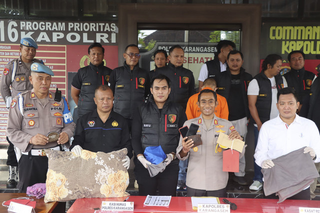 Polisi merilis kasus karyawan membunuh majikan karena judol di Polres Karangasem, Jumat (17/1/2025). Foto: Dok. Polres Karangasem 