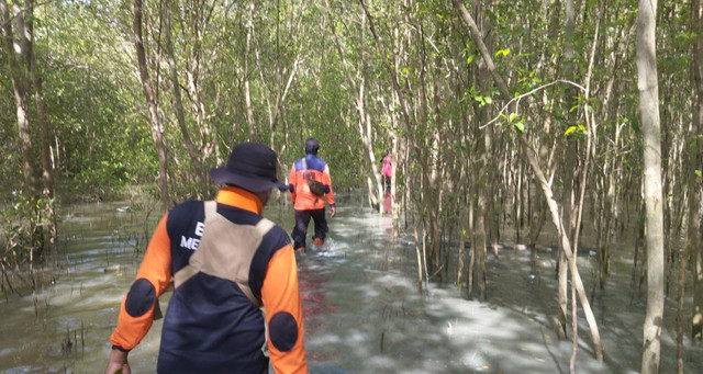 Petugas mencari warga yang dikabarkan hilang saat mencari tengkuyung. Foto: Dok. Istimewa