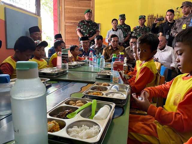 Kepala Kantor Komunikasi Kepresidenan (PCO) saat meninjau pelaksanaan program makan bergizi gratis di SD Negeri Sinduadi Timur. (Foto: M Wulan)