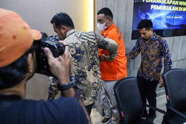 Petugas Ditjen Imigrasi membawa warga negara Arab Saudi berinisial R saat konpers di Kantor Ditjen Imigrasi, Kementerian Imipas, Jakarta, Jumat (17/1/2025). Foto: Iqbal Firdaus/kumparan