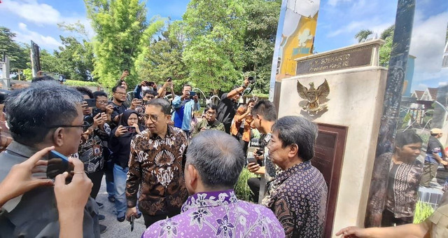 Momen Menteri Kebudayaan (Menbud) Republik Indonesia (RI), Fadli Zon saat melihat tapak presiden di Taman Pintar Yogyakarta, Jumat (17/1/2025)(Foto. Olive)