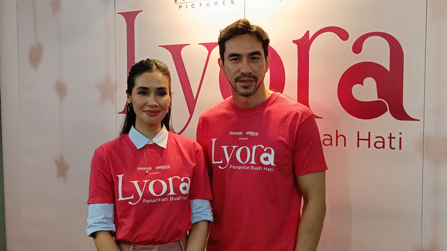 Darius Sinathrya dan Marsha Timothy ditemui usai acara Cast Reveal Film Lyora di Kawasan Kemang Timur, Jumat (17/1). Foto: Aprilandika Pratama/kumparan