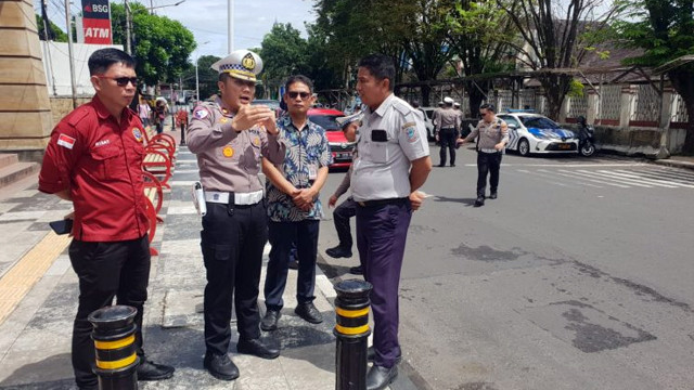 Kasat Lantas Polresta Manado, Kompol Andrew Kilapong, saat melakukan survei di jalan Samratulangi, terkait dengan rencana rekayasa lalu lintas yang bertujuan untuk mengurai kemacetan.