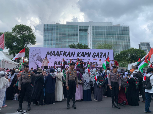 Suasana aksi solidaritas kemanusiaan Gaza oleh Aliansi Rakyat Indonesia Bela Palestina (ARI-BP) di depan Kedutaan Besar Amerika, Jakarta, Jumat (17/1/2025). Foto: Luthfi Humam/kumparan