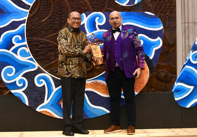 Vice President CSR & SMEPP Management Pertamina, Rudi Ariffianto (kiri) saat menerima penghargaan The Guardian dari Chairman La Tofi School of Social Responsibility, La Tofi (kanan) pada ajang Indonesia Green Award (IGA) 2025 di Jakarta, Rabu (15/1). Foto: Dok. Pertamina