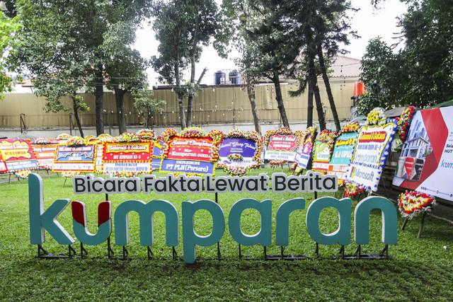 Sejumlah karangan bunga memperingati Ulang Tahun ke-8 kumparan di kumparan, Pasar Minggu, Jakarta,  Jumat (18/1/2025). Foto: Darryl Ramadhan/kumparan