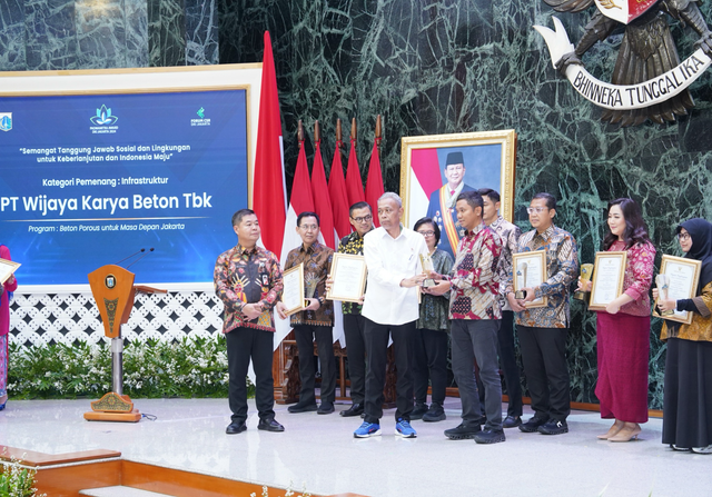 Wijaya Karya Beton berhasil meraih penghargaan kategori infrastruktur pada Padmamitra Award tahun 2024 di Balai Agung, Balai Kota Jakarta, Rabu (15/1/2025). Foto: Dok. Wijaya Karya