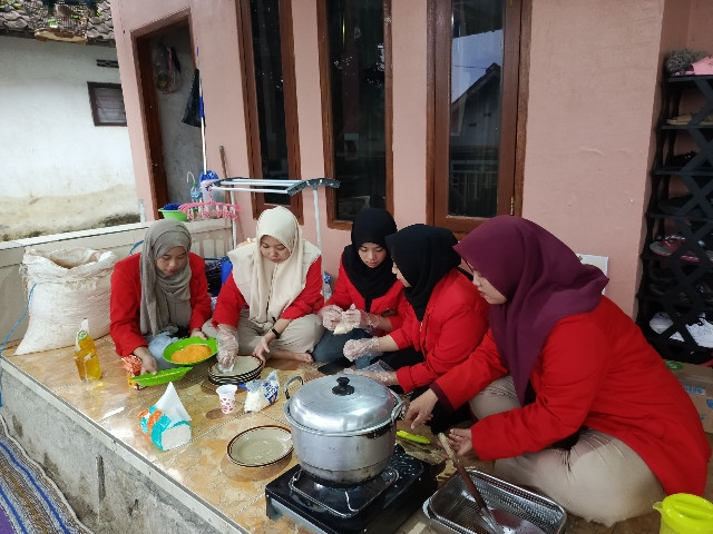 Pembuatan Nugget Jamur Tiram di Desa Cepokolimo, Sumber: Mahasiswa KKN UNTAG Surabaya