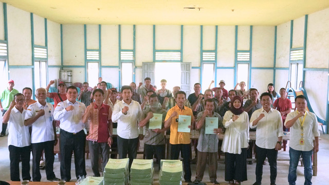 Penyerahan sertifikat program PTSL untuk warga Desa Nanga Mongko. Foto: Dok. Kantah Sekadau