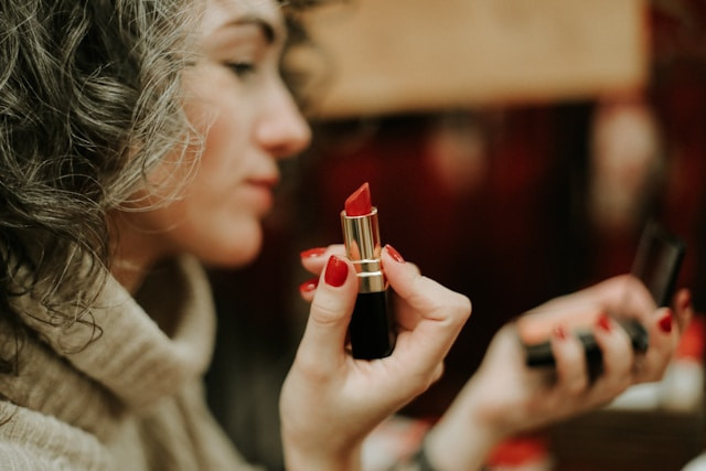 lipstik aman untuk ibu hamil, Photo by Daria Gordova on Unsplash