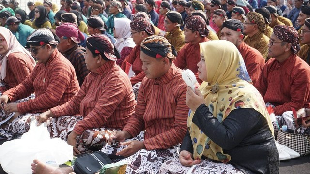 Para lurah dan pamong dalam acara "Jogja Nyawiji ing Pesta Demokrasi", 2023 silam. Foto: Arif UT/Pandangan Jogja