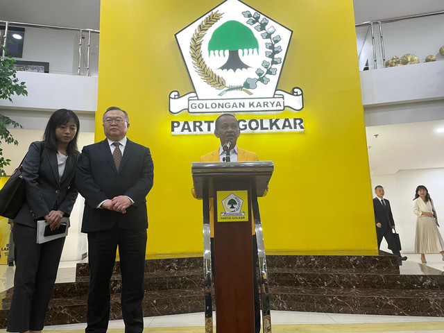 Ketum Partai Golkar Bahlil Lahadalia usai pertemuan dengan delegasi Pemerintahan Tiongkok, di Kantor DPP Partai Golkar, Jakarta Barat, Jumat (17/1/2025). Foto: Fadhil Pramudya/kumparan