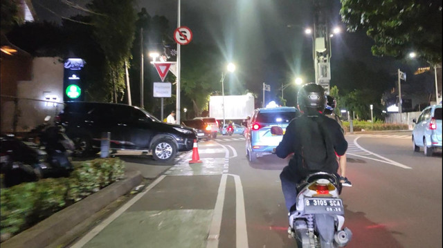 Sejumlah kendaraan parkir di atas trotoar Jalan Wolter Monginsidi hingga Senopati, Jakarta Selatan, Jumat (17/1). Foto: Jonathan Devin/kumparan