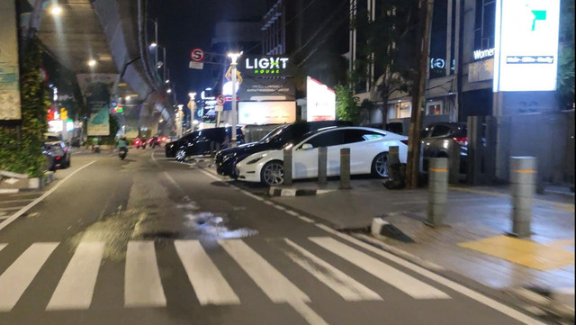 Sejumlah kendaraan parkir di atas trotoar Jalan Wolter Monginsidi hingga Senopati, Jakarta Selatan, Jumat (17/1). Foto: kumparan