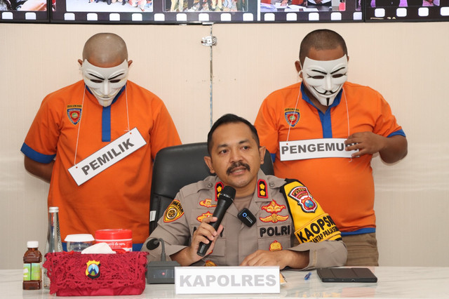 Konferensi pers di Polres Batu terkait penetapan tersangka pemilik PO Bus Sakhindra Trans dalam kecelakaan maut yang menabrak 12 kendaraan di Kota Batu, pada Jumat (17/1). Foto: Dok. Istimewa