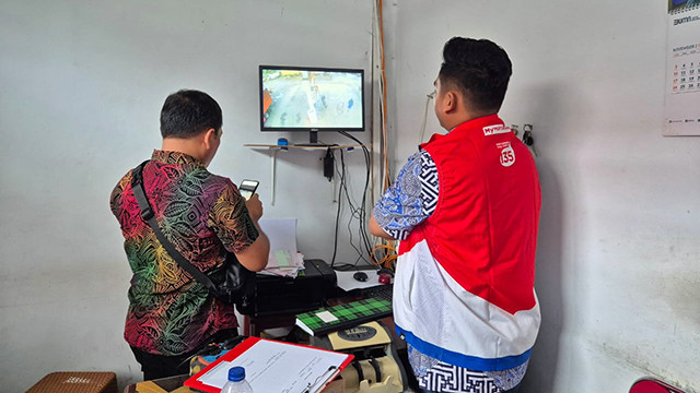 Petugas Pertamina memeriksa rekaman CCTV untuk memastikan insiden kebakaran sepeda motor di SPBU Dendengan Dalam, Manado, ditangani sesuai dengan SOP oleh petugas SPBU.