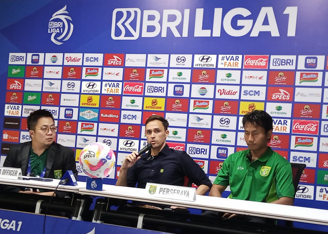 Pelatih Persebaya Paul Munster (tengah). Foto: Masruroh/Basra