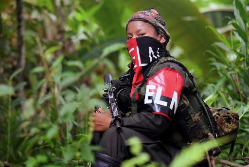 Seorang gerilyawan ELN di Kolombia saat beristirahat di tepi sungai Baudo, provinsi Choco, Kolombia Foto: Daniel Munoz/AFP