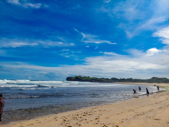 Pantai Ngantep, foto hanya ilustrasi, bukan tempat sebenarnya: Unplash/Lusia Komala Widiastuti