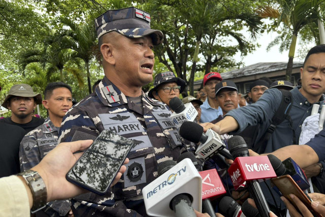 Danlantamal III Jakarta, Brigjen Harry Indarto sebelum pembongkaran pagar laut misterius di Pos TNI AL Tanjung Pasir, Kab. Tangerang, Banten pada Sabtu (18/1/2025). Foto: Abid Raihan/kumparan